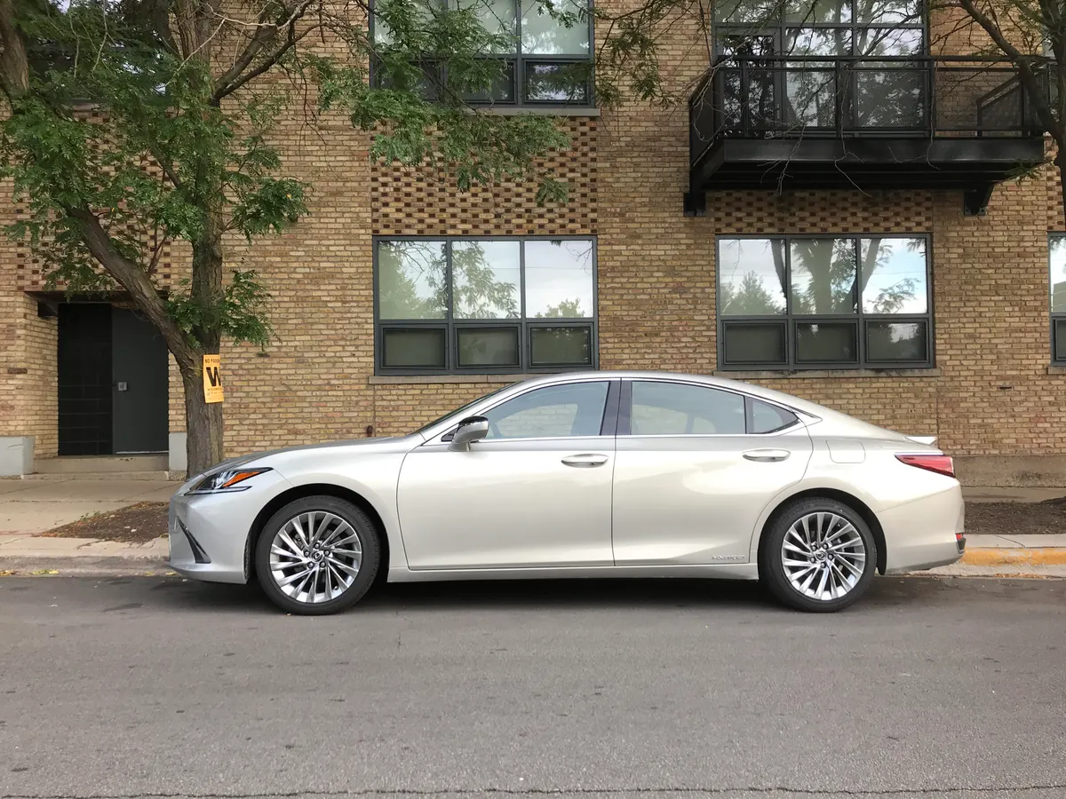 Lexus ES 300 hybrid review UAE 2020