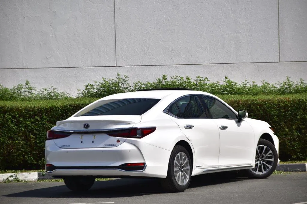 Lexus ES 300 hybrid review UAE